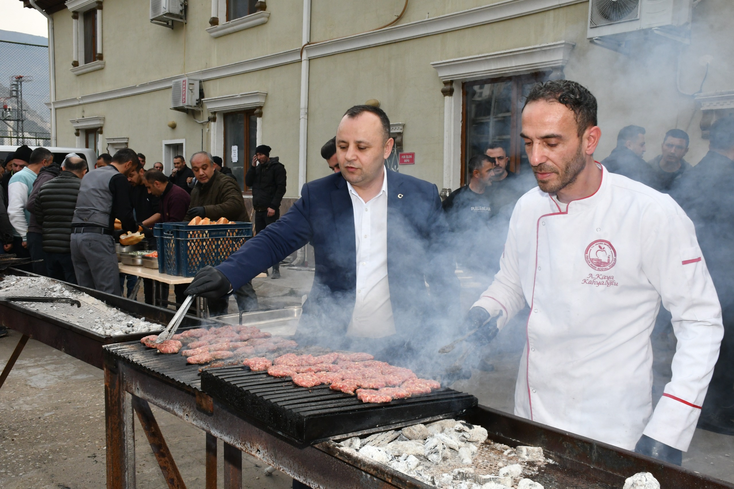 Başkan Sevindi’den personeline mangal ziyafeti