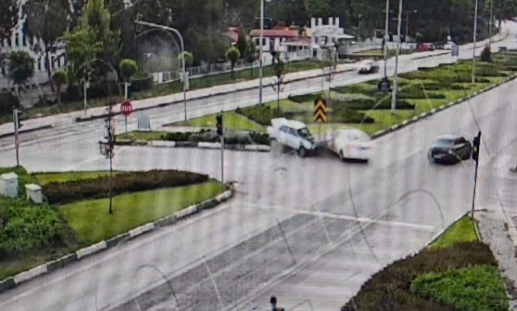 Amasya'da iki aracın karıştığı kaza kamerada