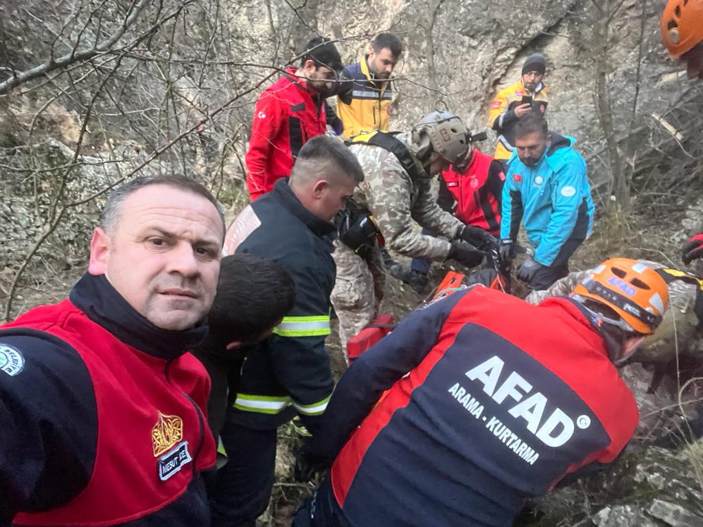 Kayalıklardan aşağıya düştü, askeri helikopterle kurtarıldı