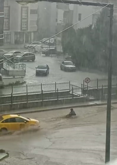 Sel suyuna kapılan kadını taksici kurtardı