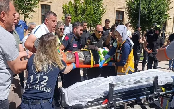 Taksinin motosikletli polise çarptığı kaza kamerada