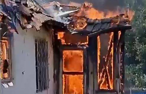 Müstakil ev alev alev yandı
