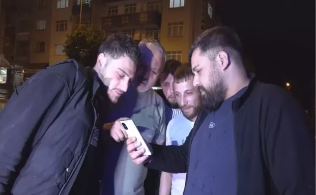 Cep telefonuyla oyun oynarken yıldırım düştü; o anlar kamerada