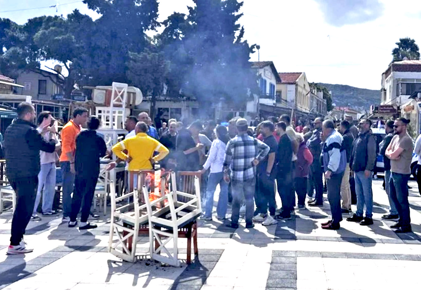 FOÇA’DA ESNAF KALDIRIM İŞGALİ YASAĞINI SANDALYE YAKARAK PROTESTO ETTİ