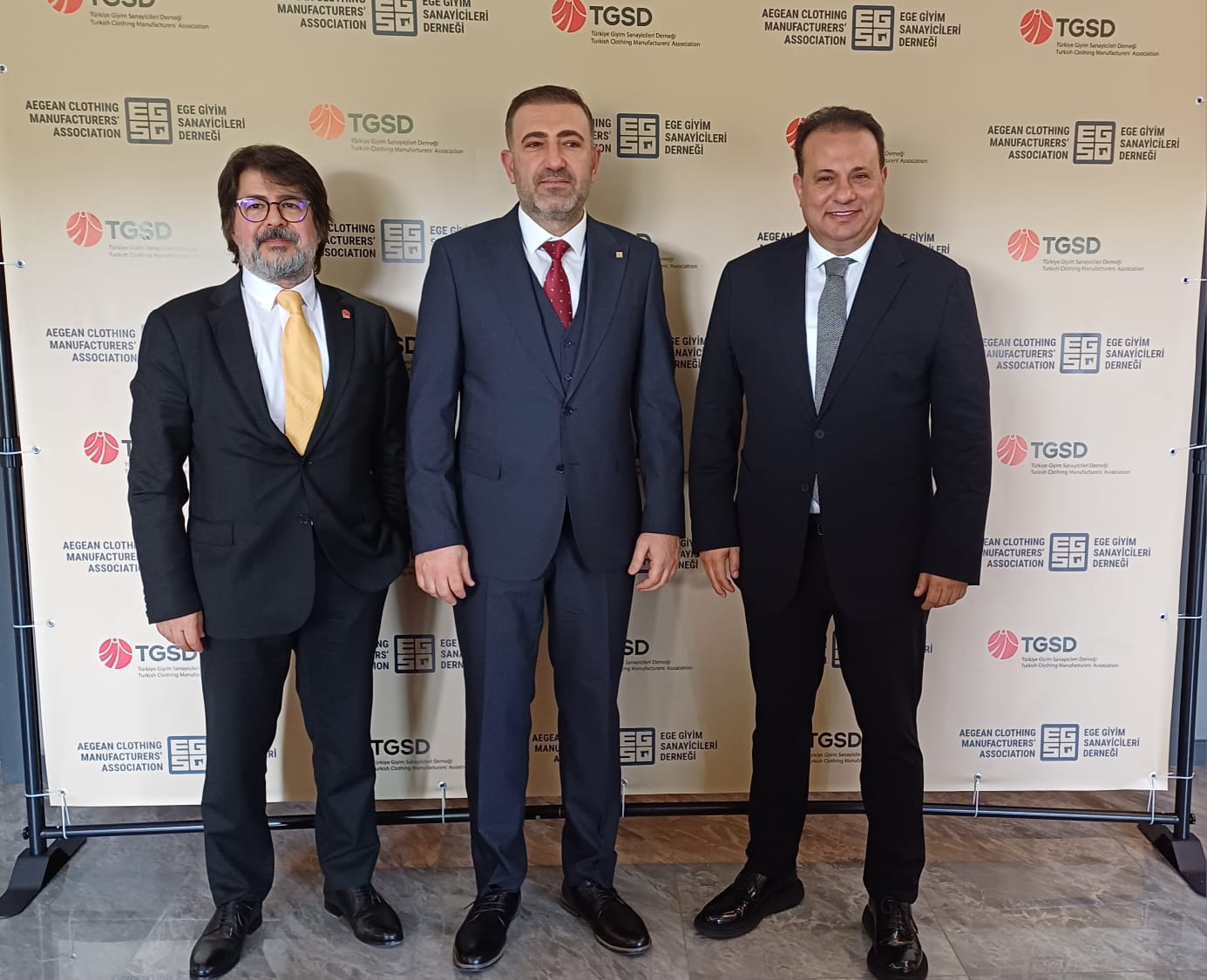 GİYİM SANAYİCİLERİ İTHALAT ARTIŞINA DİKKAT ÇEKTİ